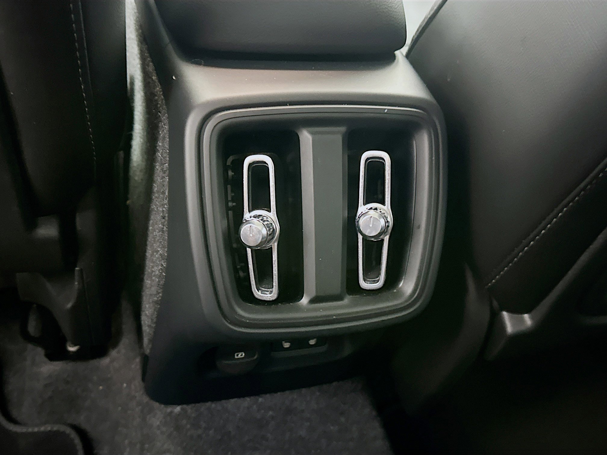 Used 2025 Volvo XC40 B5 Core image 26