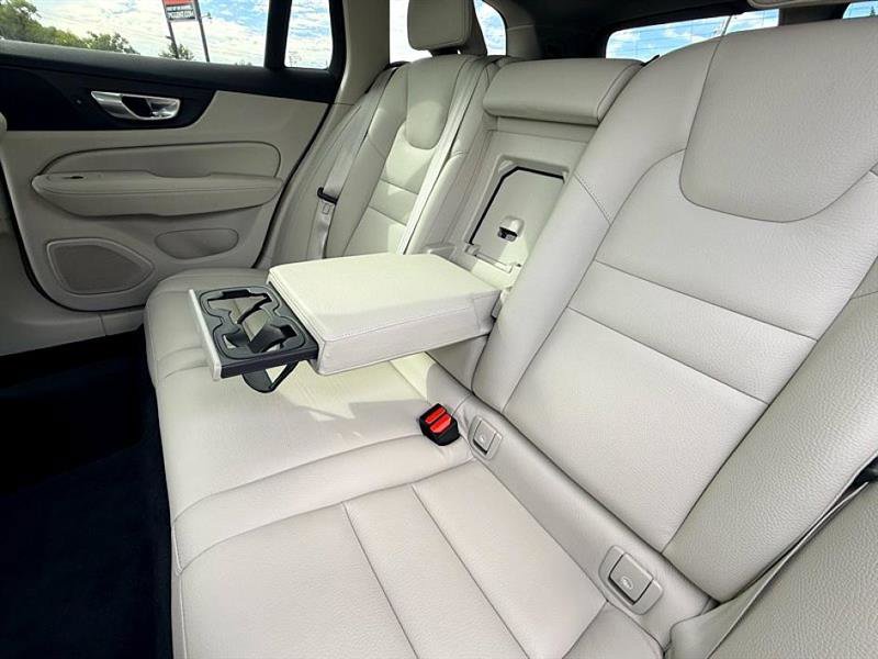 Used 2024 Volvo V60 B5 Cross Country Plus image 28