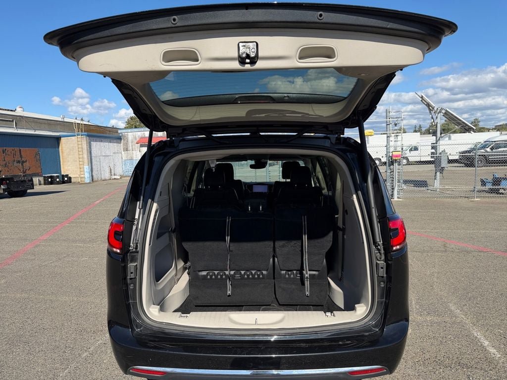 Used 2022 Chrysler Pacifica Touring-L FWD image 22