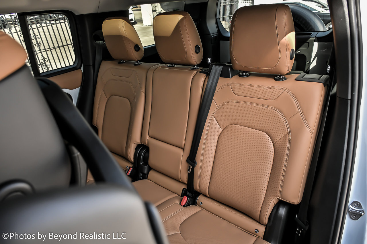 Used 2023 Land Rover Defender 130 SE image 27