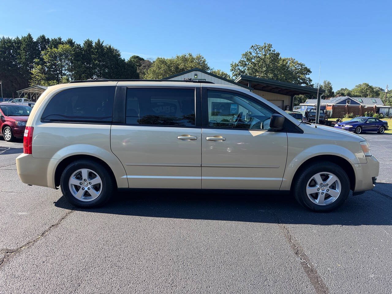 Used 2010 Dodge Grand Caravan Hero w/ Entertainment Group 1 FWD image 6