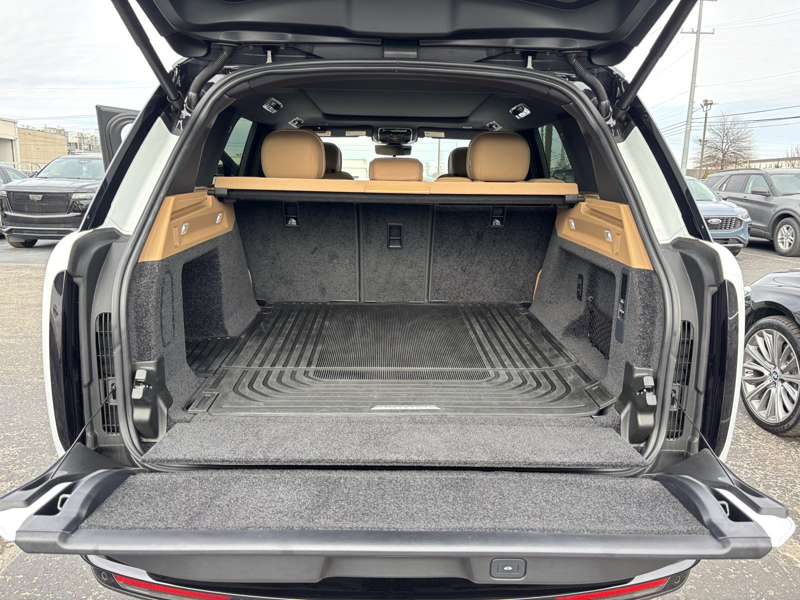 Used 2025 Land Rover Range Rover SE image 19