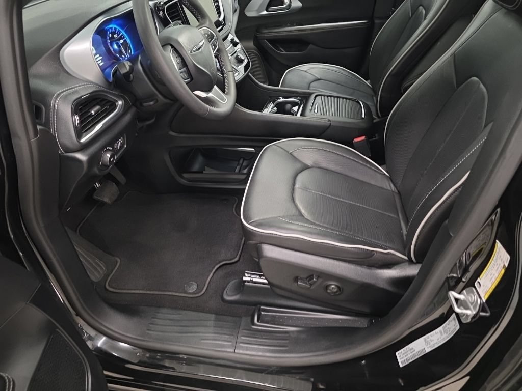 Used 2026 Chrysler Pacifica Limited AWD/4WD image 13