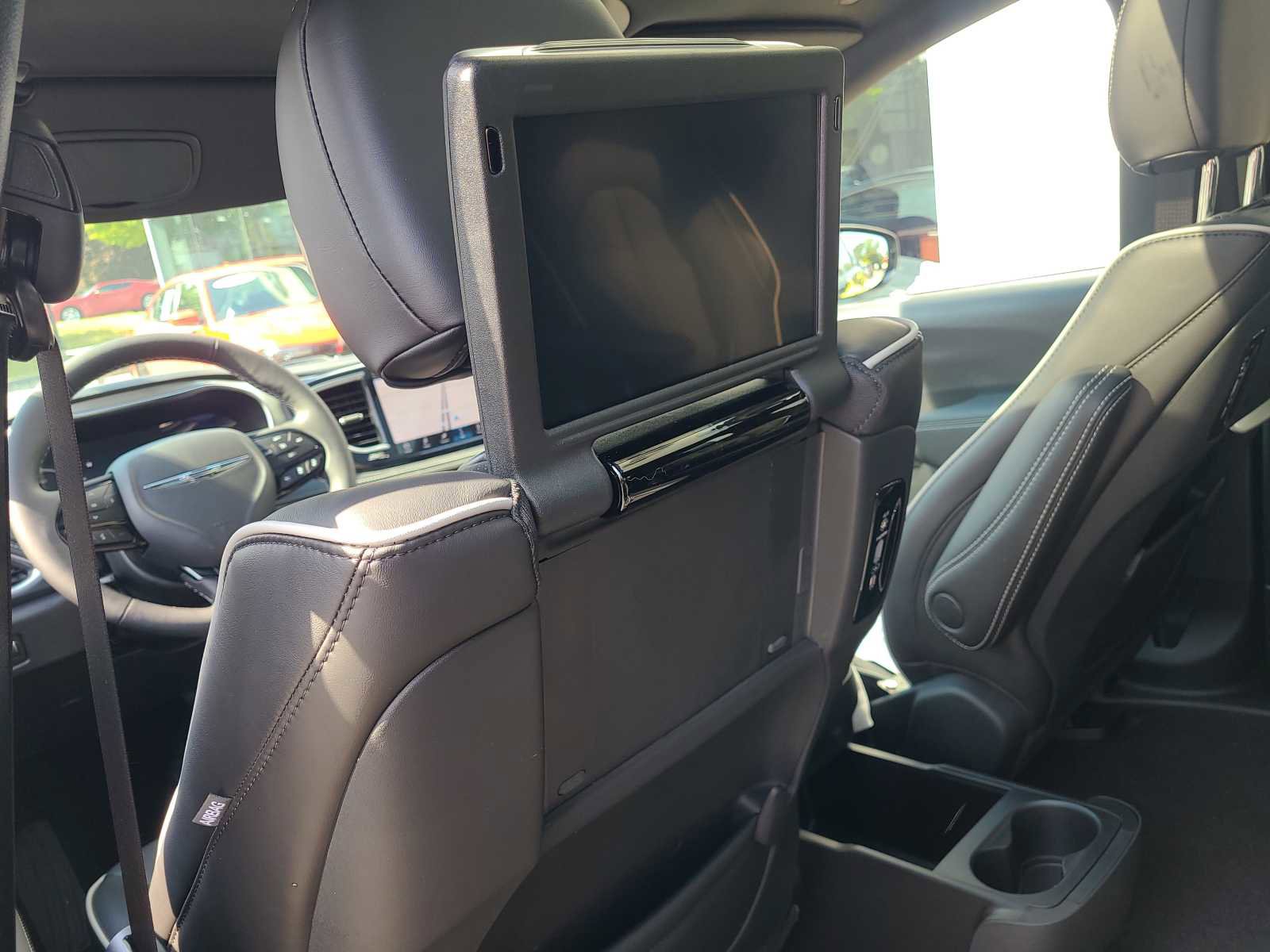 Used 2023 Chrysler Pacifica Limited w/ Uconnect Theater Family Group image 44