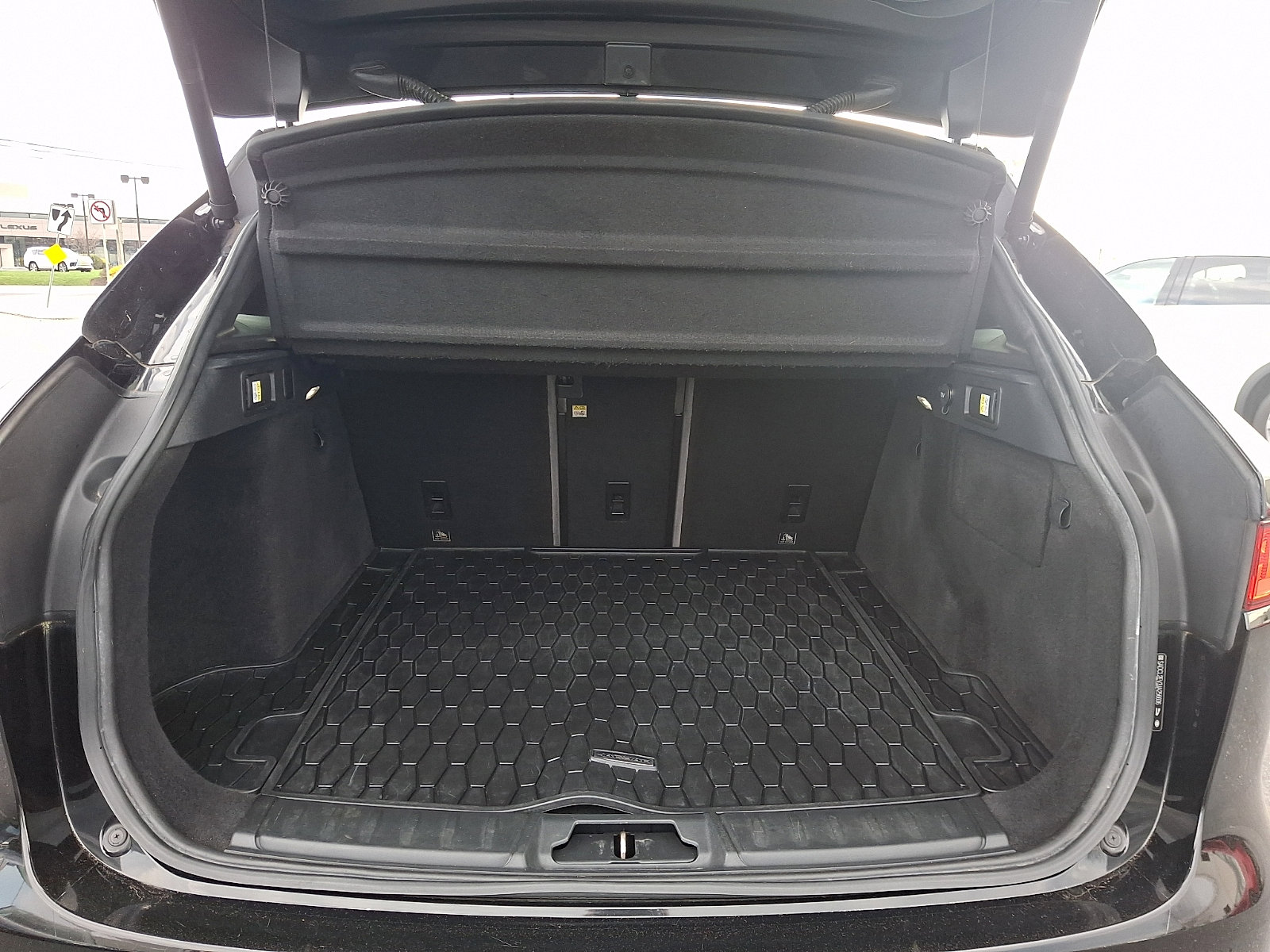 Used 2018 Jaguar F-PACE R-Sport image 28