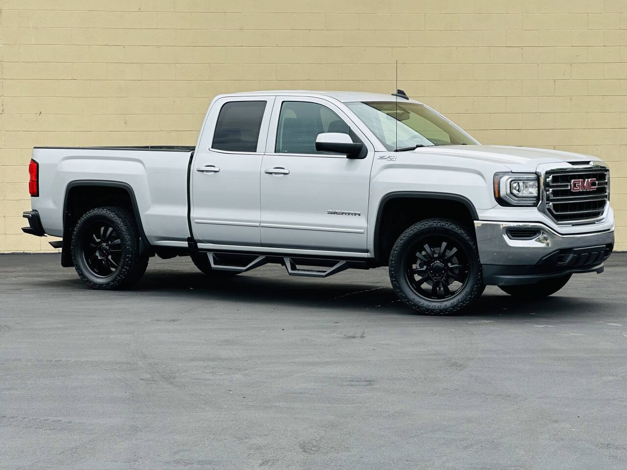 Used 2018 GMC Sierra 1500 SLE w/ Suspension Package, Off-Road AWD/4WD image 2