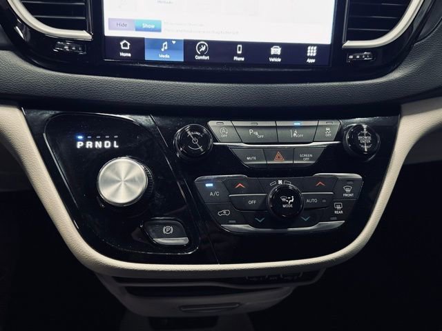 Certified 2024 Chrysler Pacifica Touring-L image 35