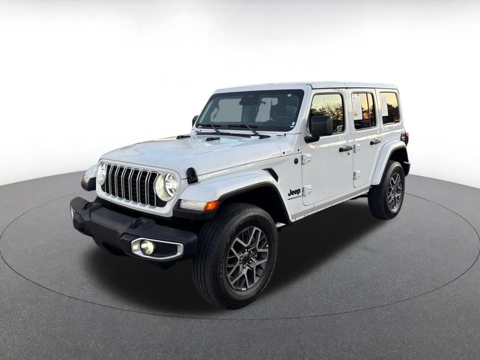 Used 2025 Jeep Wrangler Unlimited Sahara AWD/4WD image 4