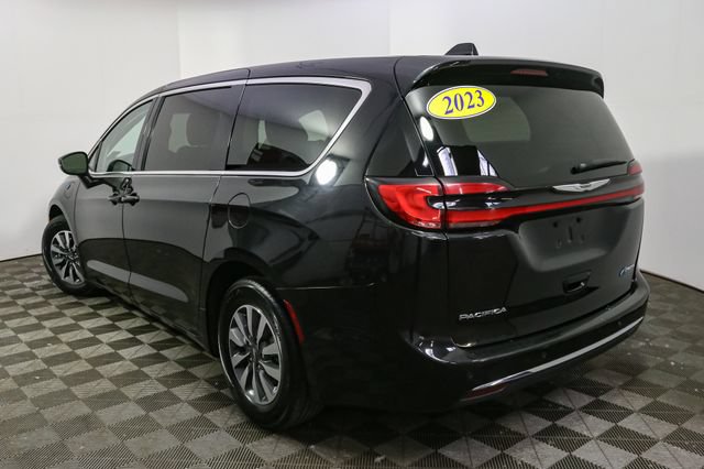 Used 2023 Chrysler Pacifica Touring-L FWD image 7