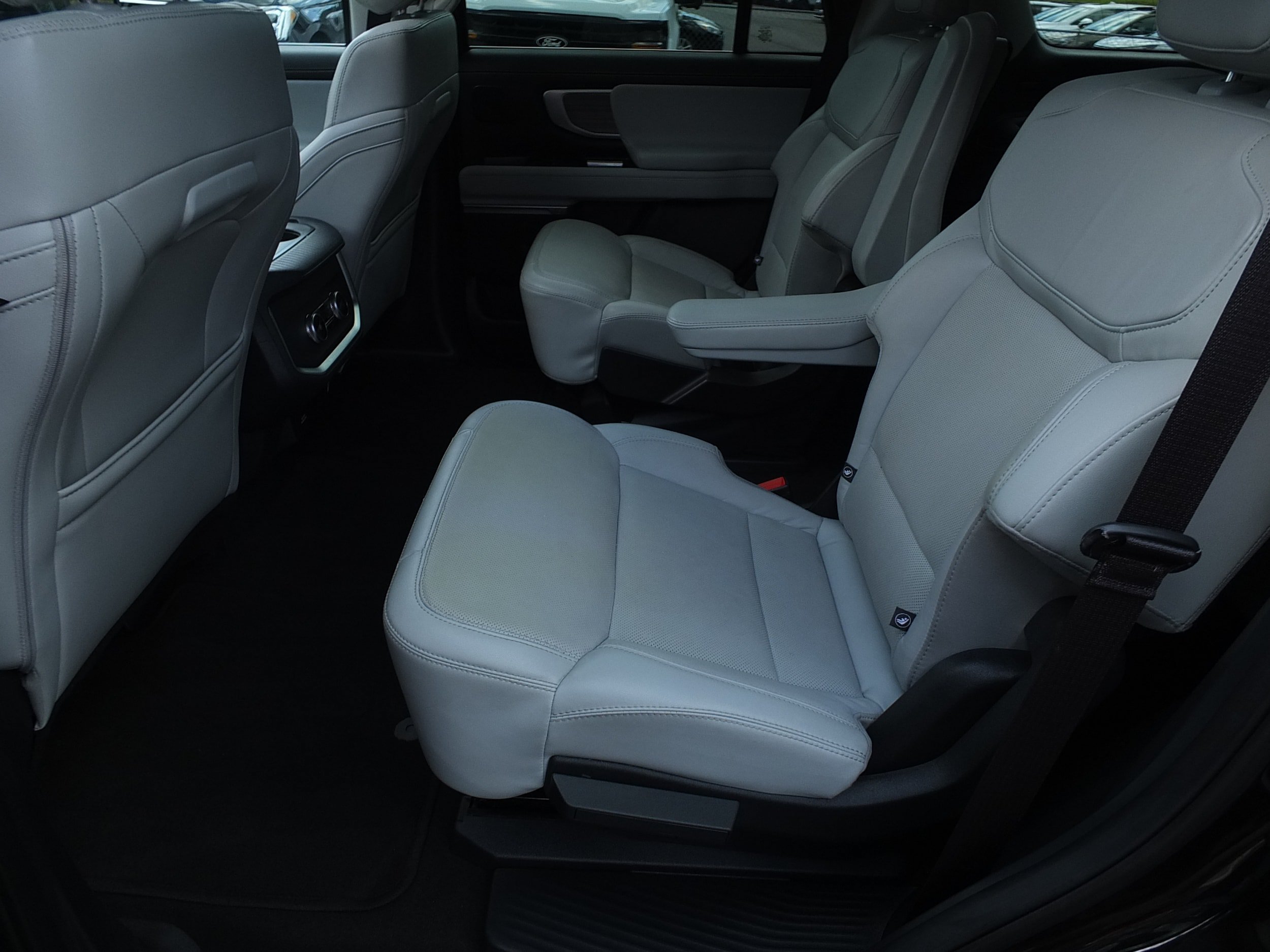 Used 2025 Ford Expedition Platinum w/ Driver's Package AWD/4WD image 14