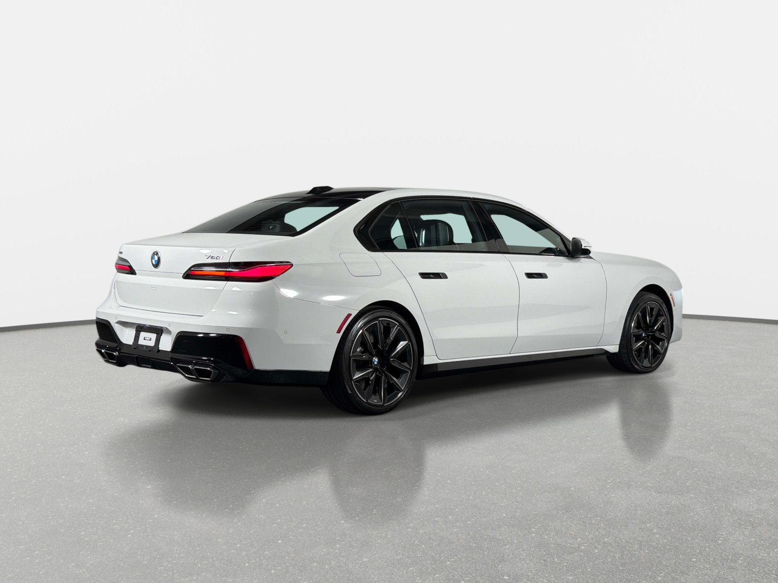 Used 2023 BMW 760i xDrive AWD/4WD image 3