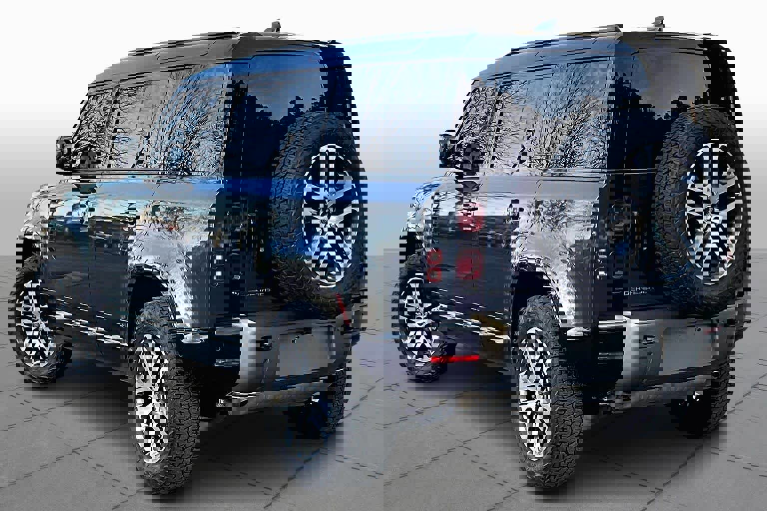 Used 2025 Land Rover Defender 110 X-Dynamic SE image 11