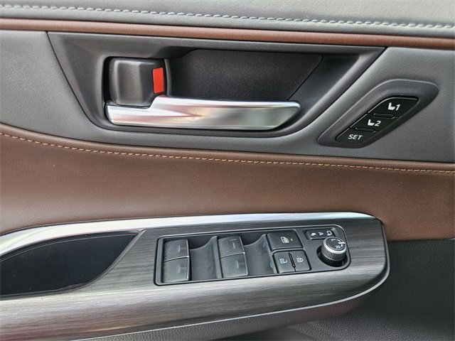 Used 2022 Toyota Venza XLE image 25