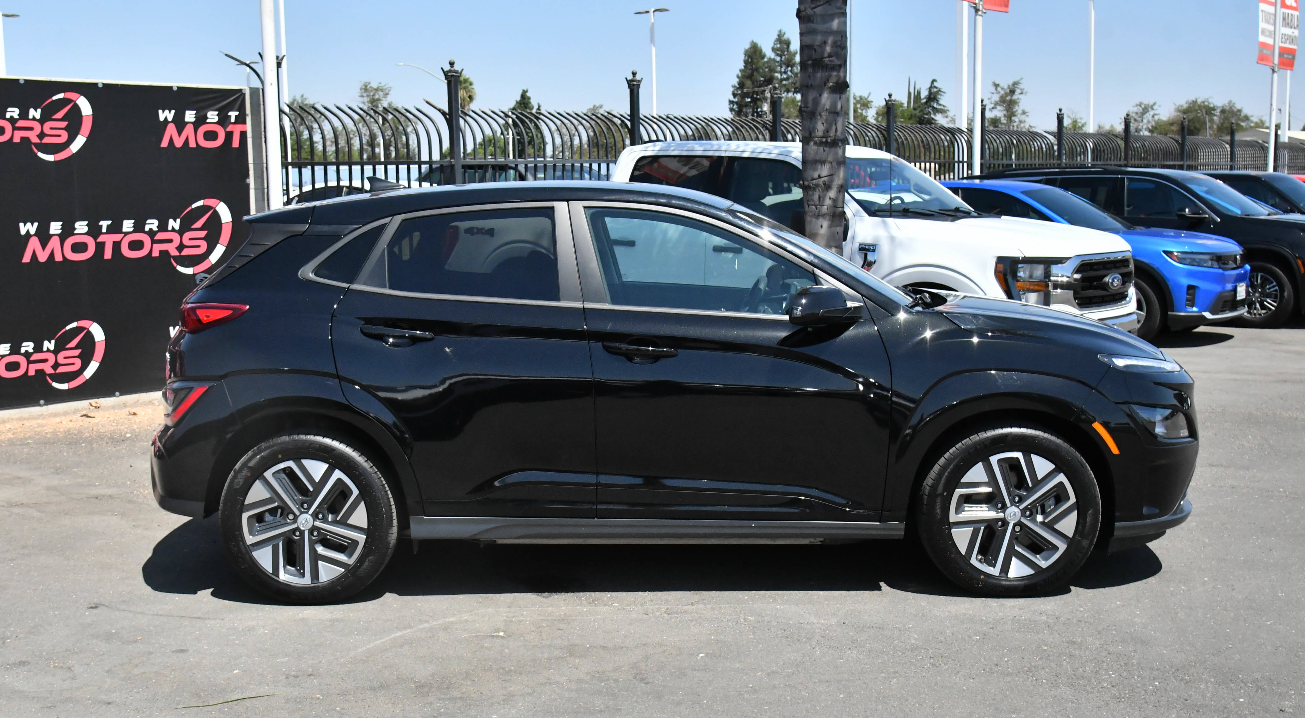 Used 2023 Hyundai Kona SE w/ Cargo Package FWD image 9