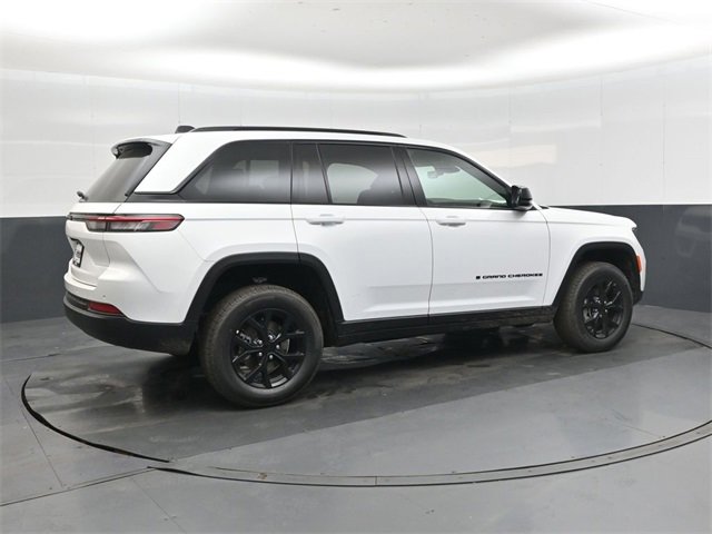 New 2025 Jeep Grand Cherokee Laredo image 3