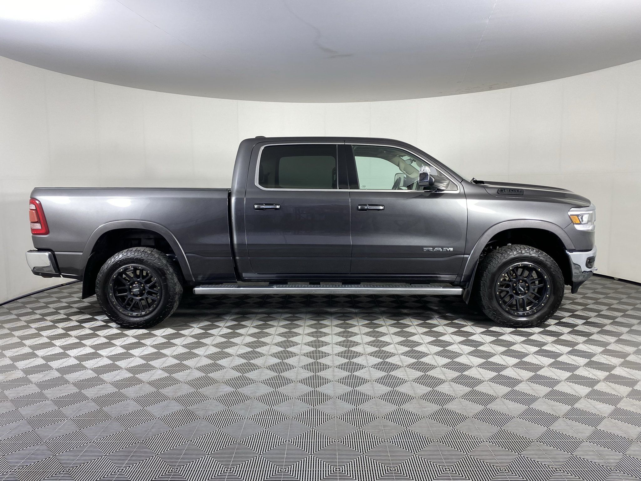 Used 2019 RAM 1500 Laramie AWD/4WD image 14