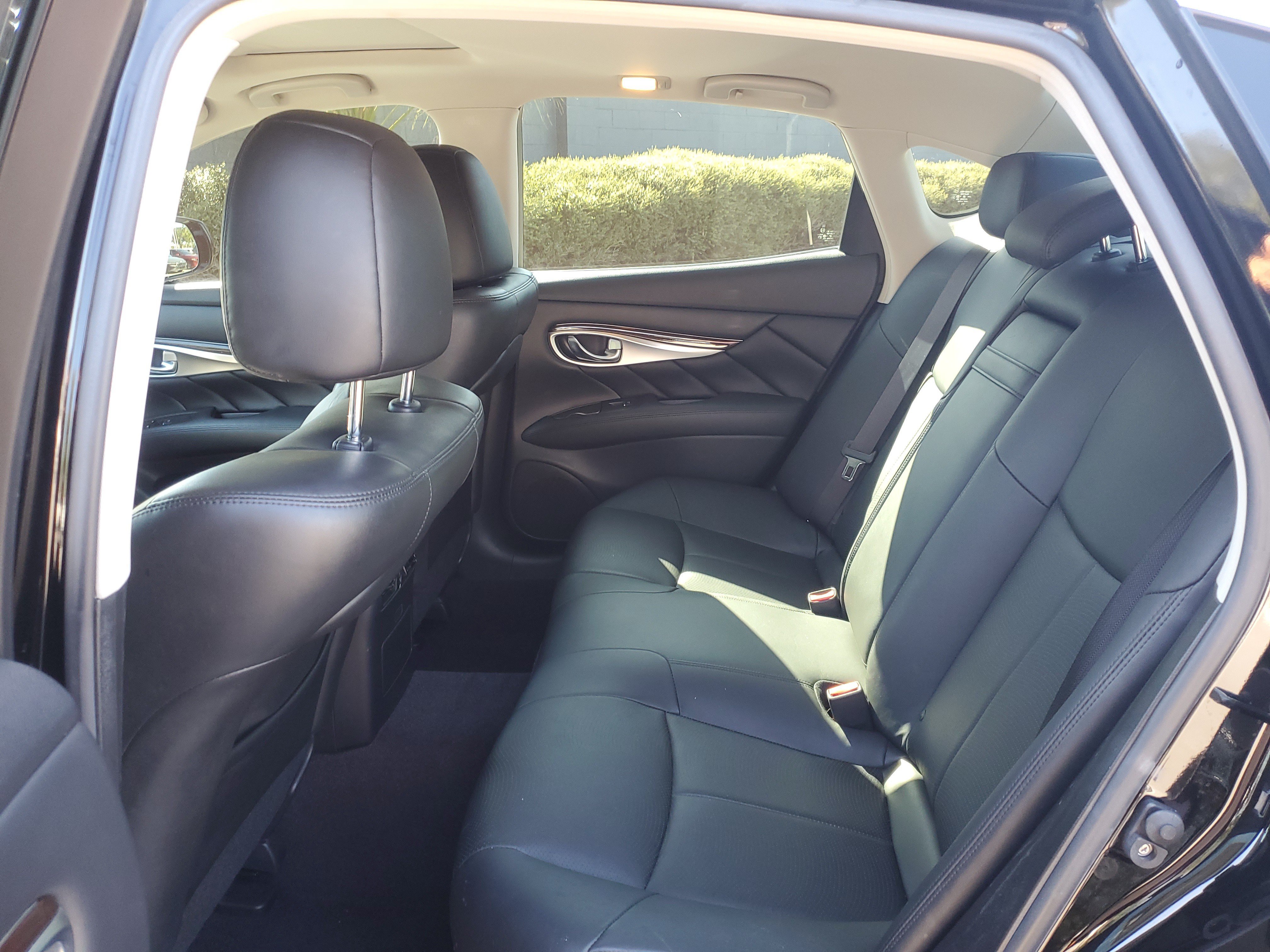 Used 2015 INFINITI Q70 3.7 RWD image 9