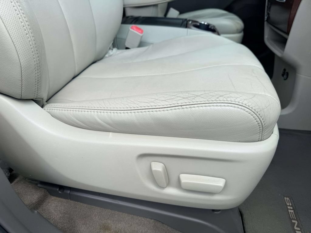 Used 2013 Toyota Sienna XLE FWD image 13