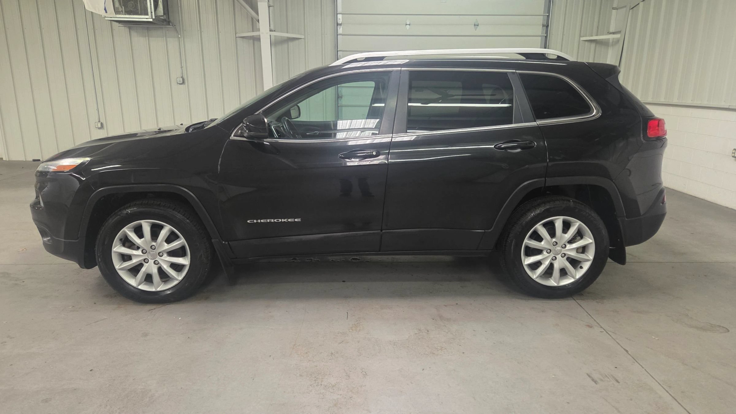 Used 2014 Jeep Cherokee Limited AWD/4WD image 3