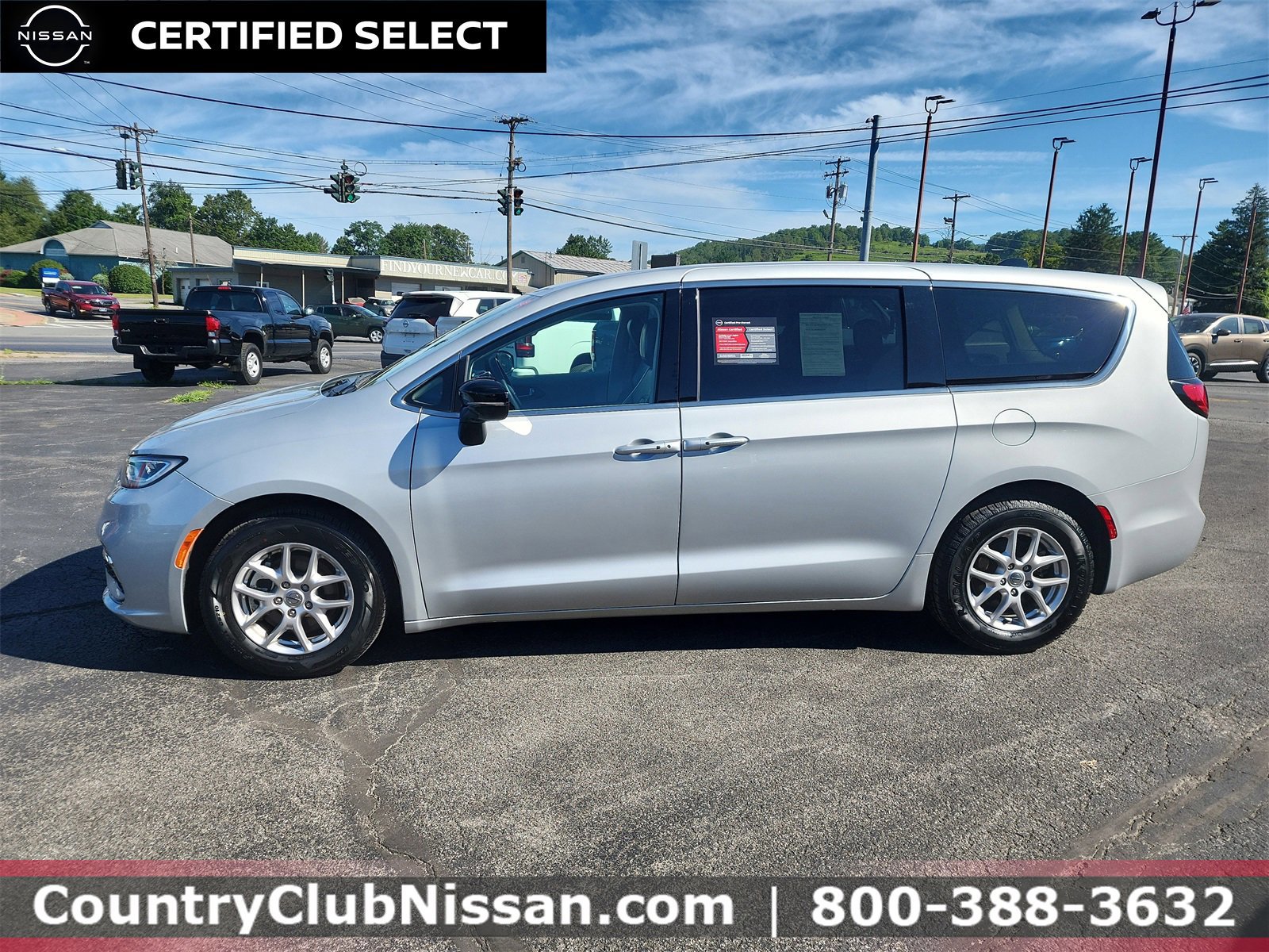Used 2024 Chrysler Pacifica Touring-L image 5