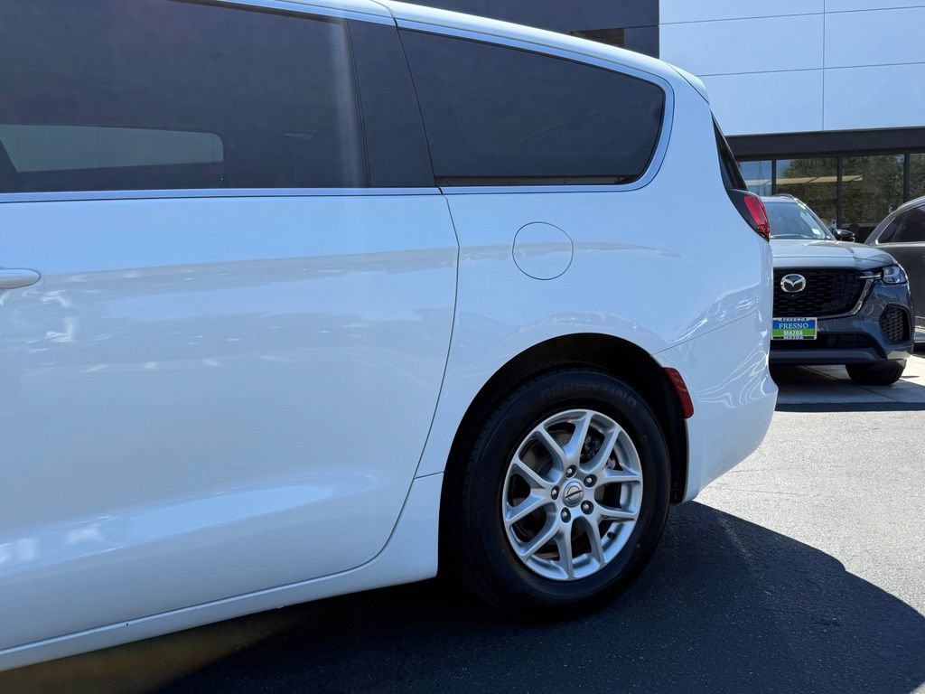 Used 2023 Chrysler Voyager LX FWD image 6