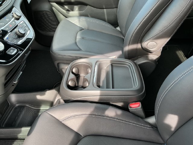 New 2027 Chrysler Pacifica Select FWD image 24
