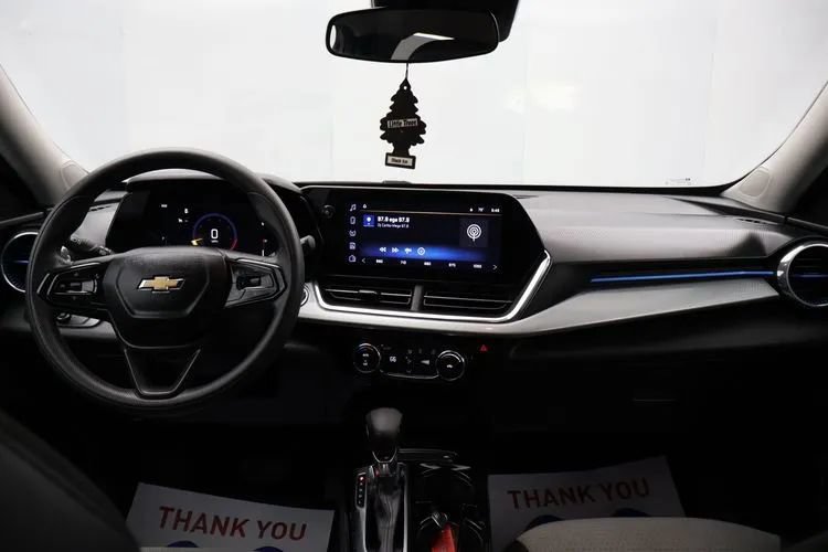 Used 2025 Chevrolet Trax LT FWD image 19