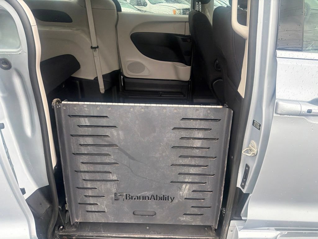 Used 2023 Chrysler Voyager LX FWD image 23