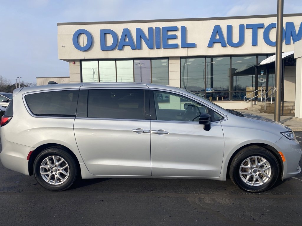 Used 2024 Chrysler Pacifica Touring-L image 22