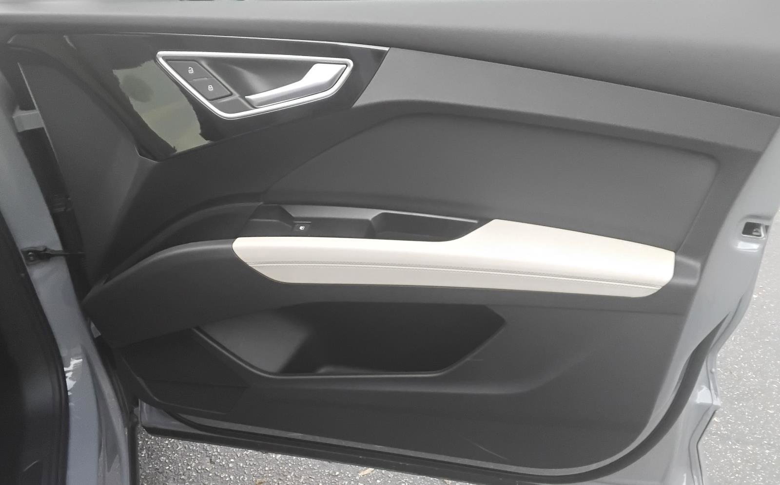 Used 2025 Audi Q4 e-tron Premium image 25