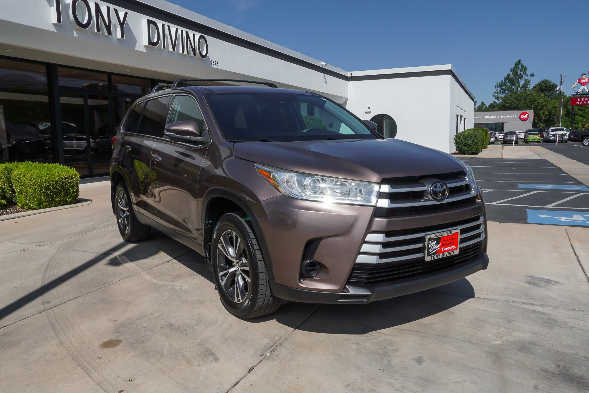 Used 2019 Toyota Highlander LE AWD/4WD image 2