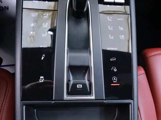 Certified 2024 Porsche Macan AWD/4WD image 35