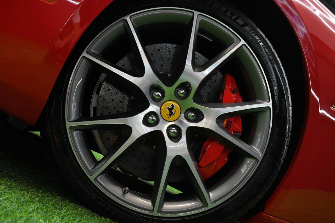 Used 2014 Ferrari California RWD image 5