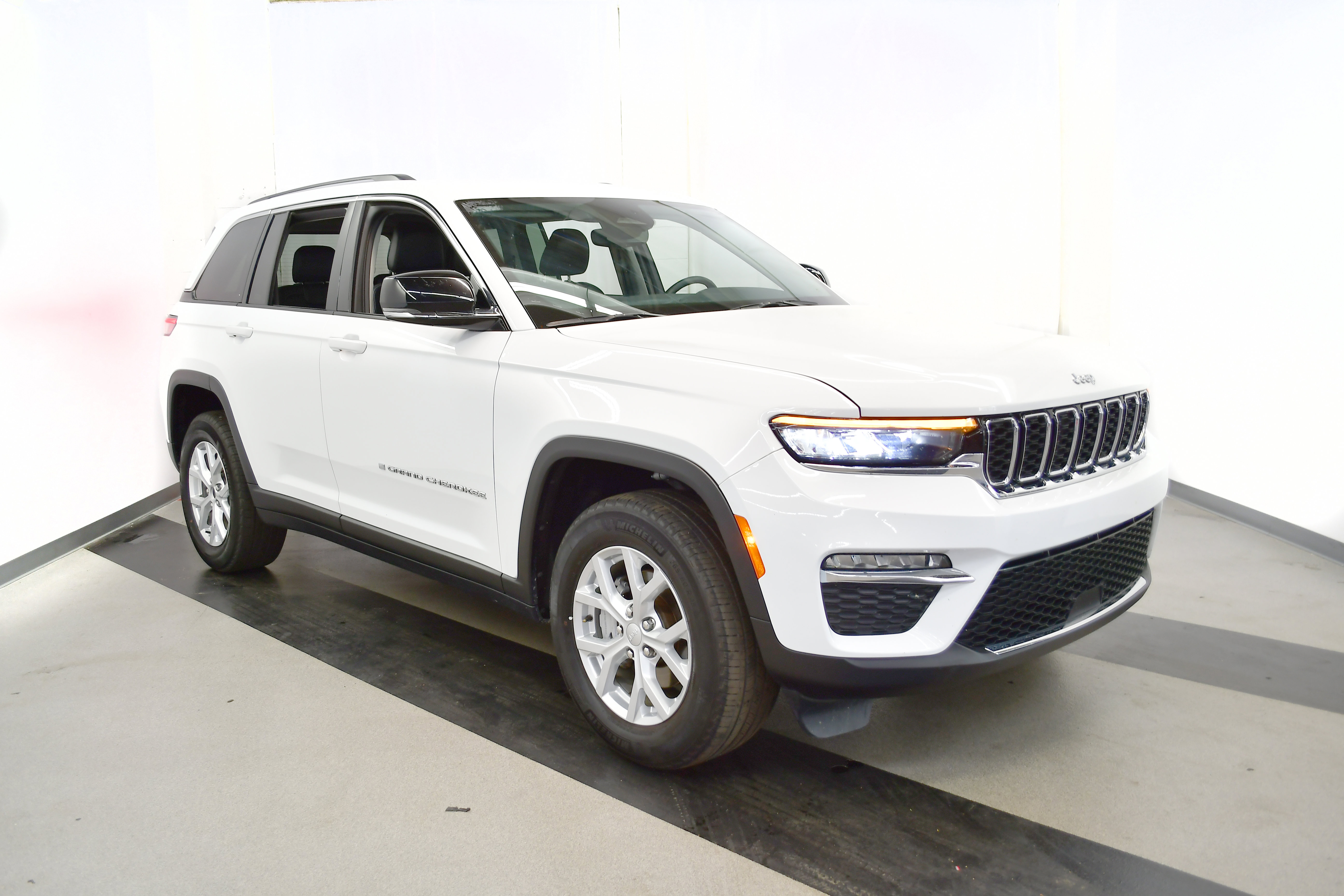 Used 2024 Jeep Grand Cherokee Limited image 2