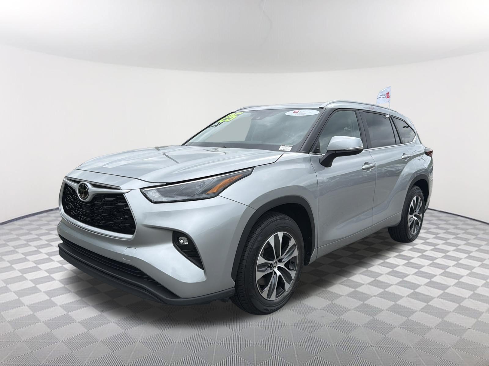 Certified 2025 Toyota Highlander XLE FWD image 3