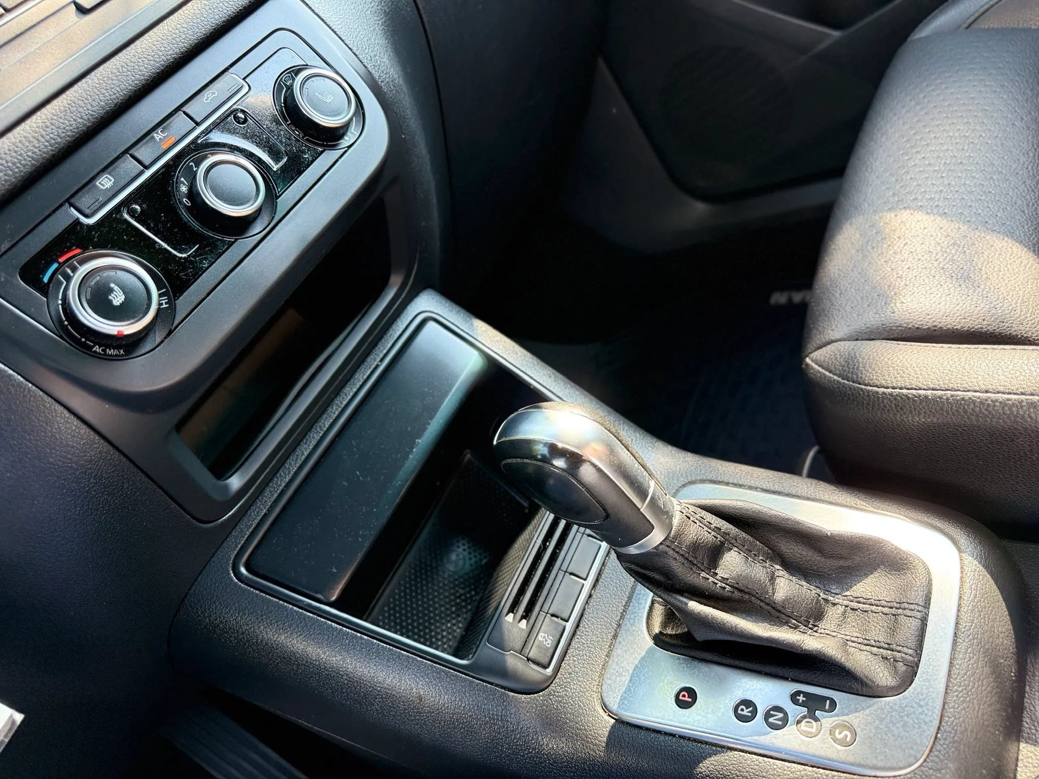 Used 2012 Volkswagen Tiguan LE FWD image 39
