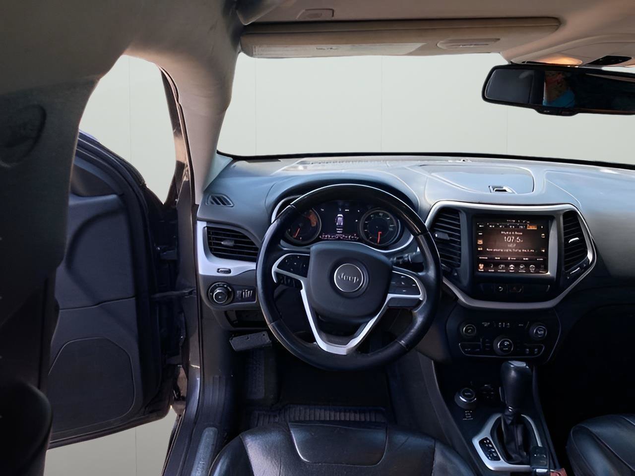 Used 2018 Jeep Cherokee Overland AWD/4WD image 29