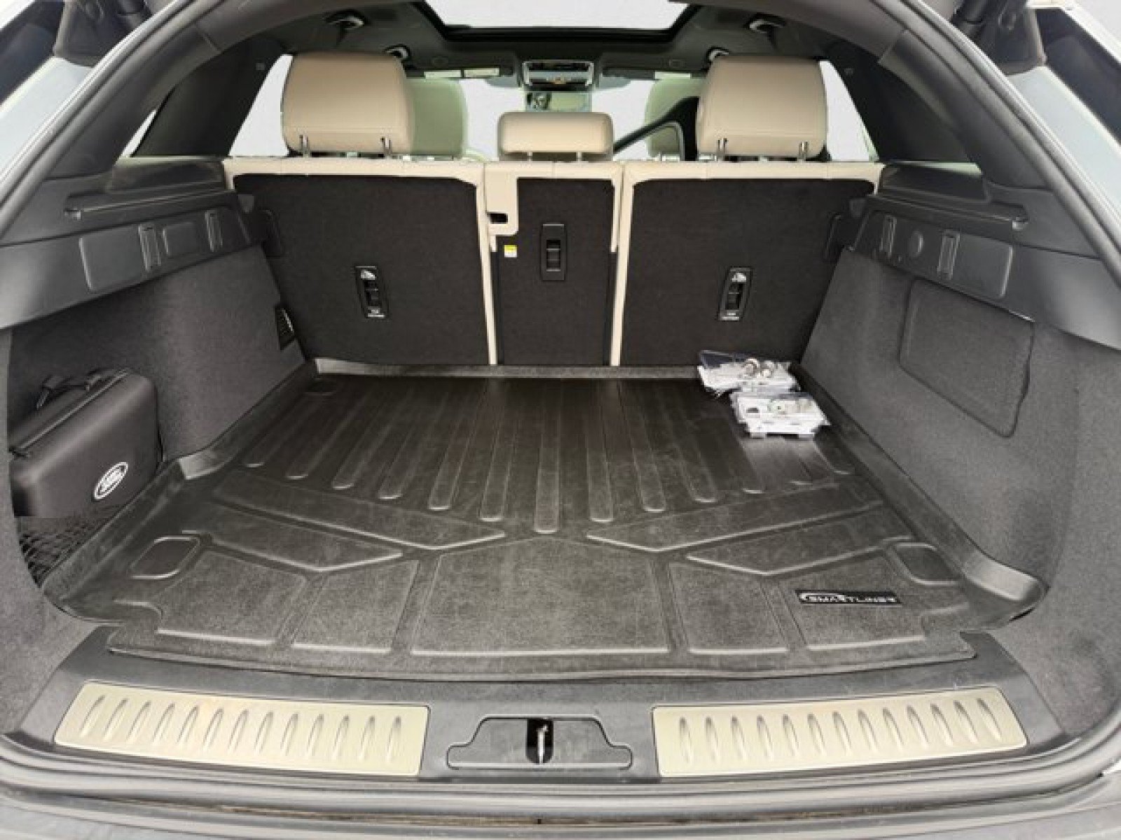 Certified 2023 Land Rover Range Rover Velar R-Dynamic S AWD/4WD image 19