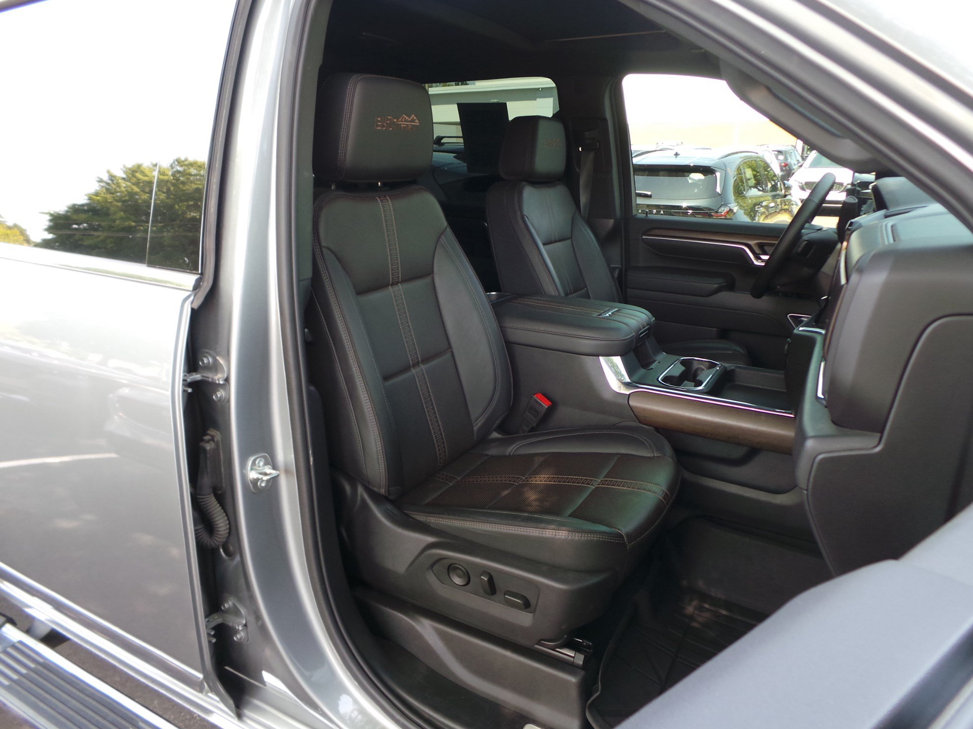 Used 2025 Chevrolet Silverado 3500 High Country w/ High Country Premium Package AWD/4WD image 17