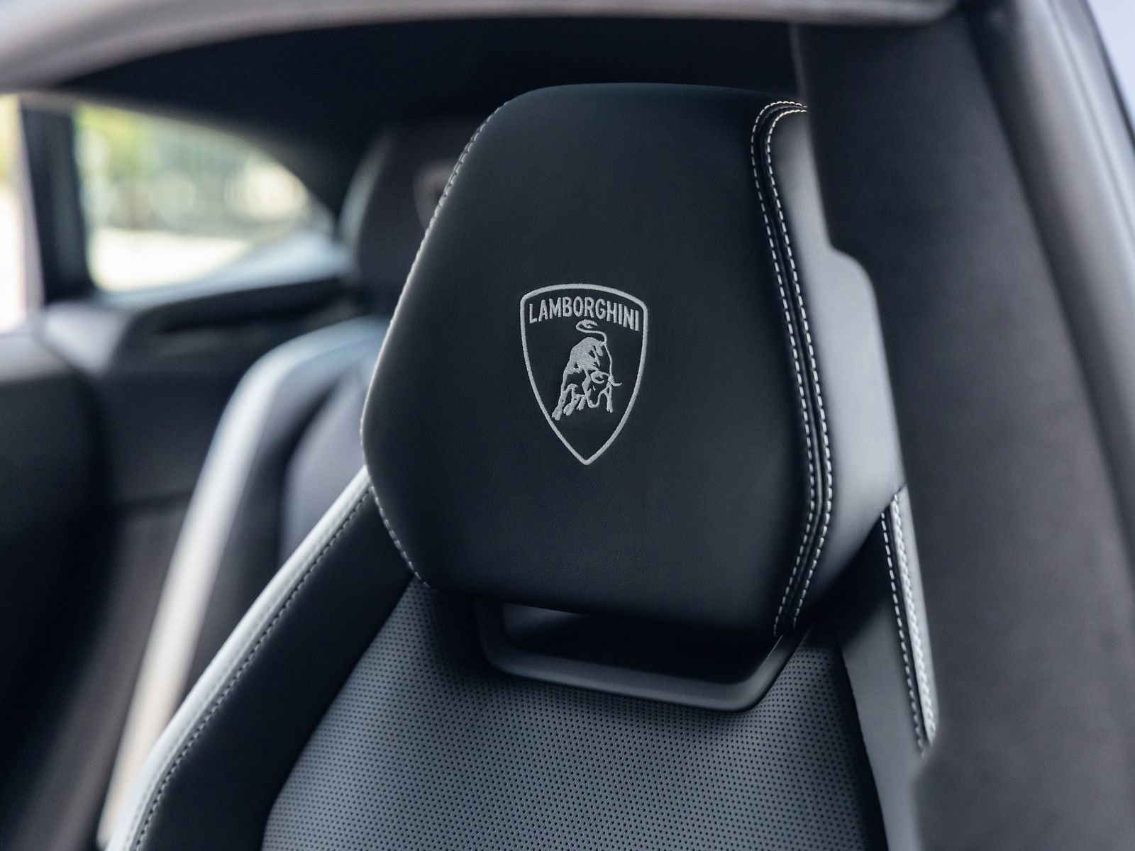 Used 2025 Lamborghini Urus SE AWD/4WD image 29