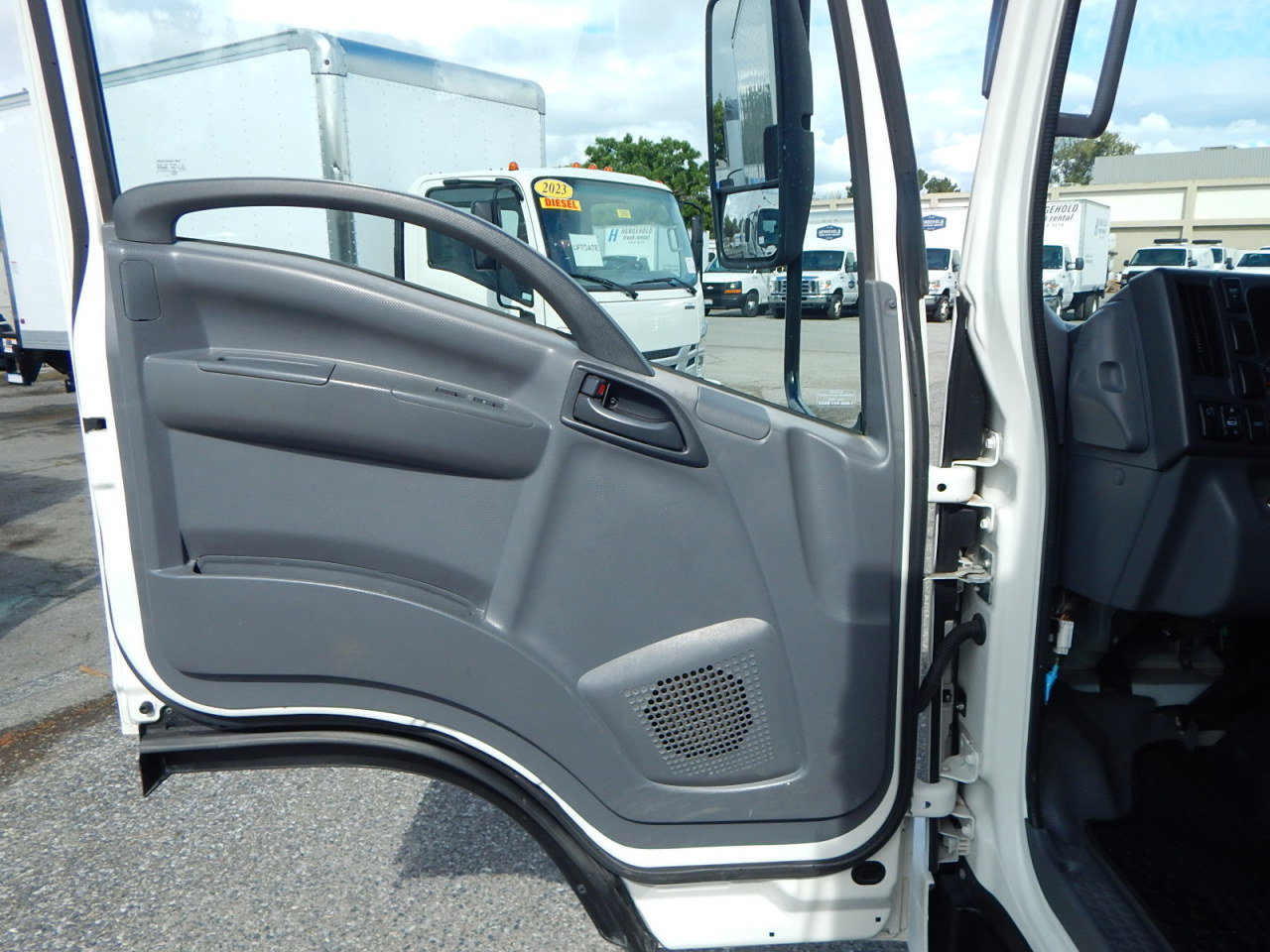 Used 2018 Isuzu NPR image 16