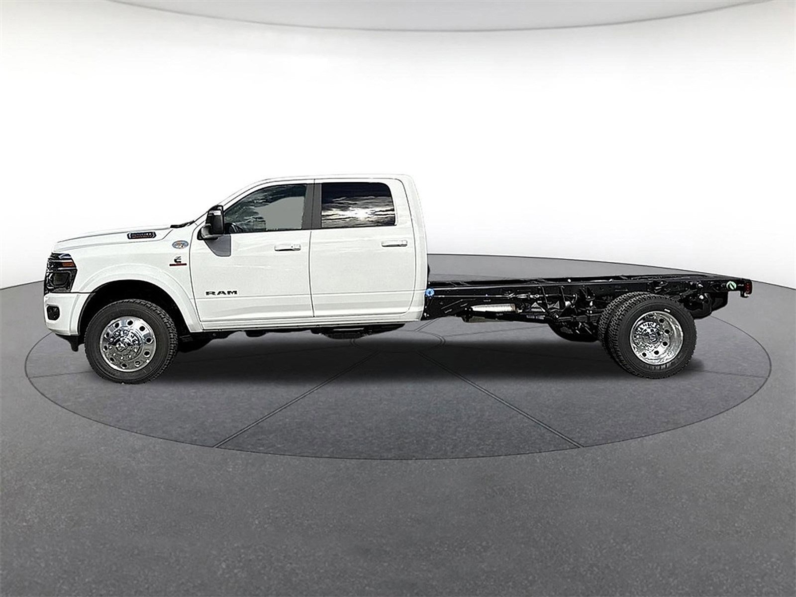 New 2026 RAM 5500 4x4 Crew Cab image 2