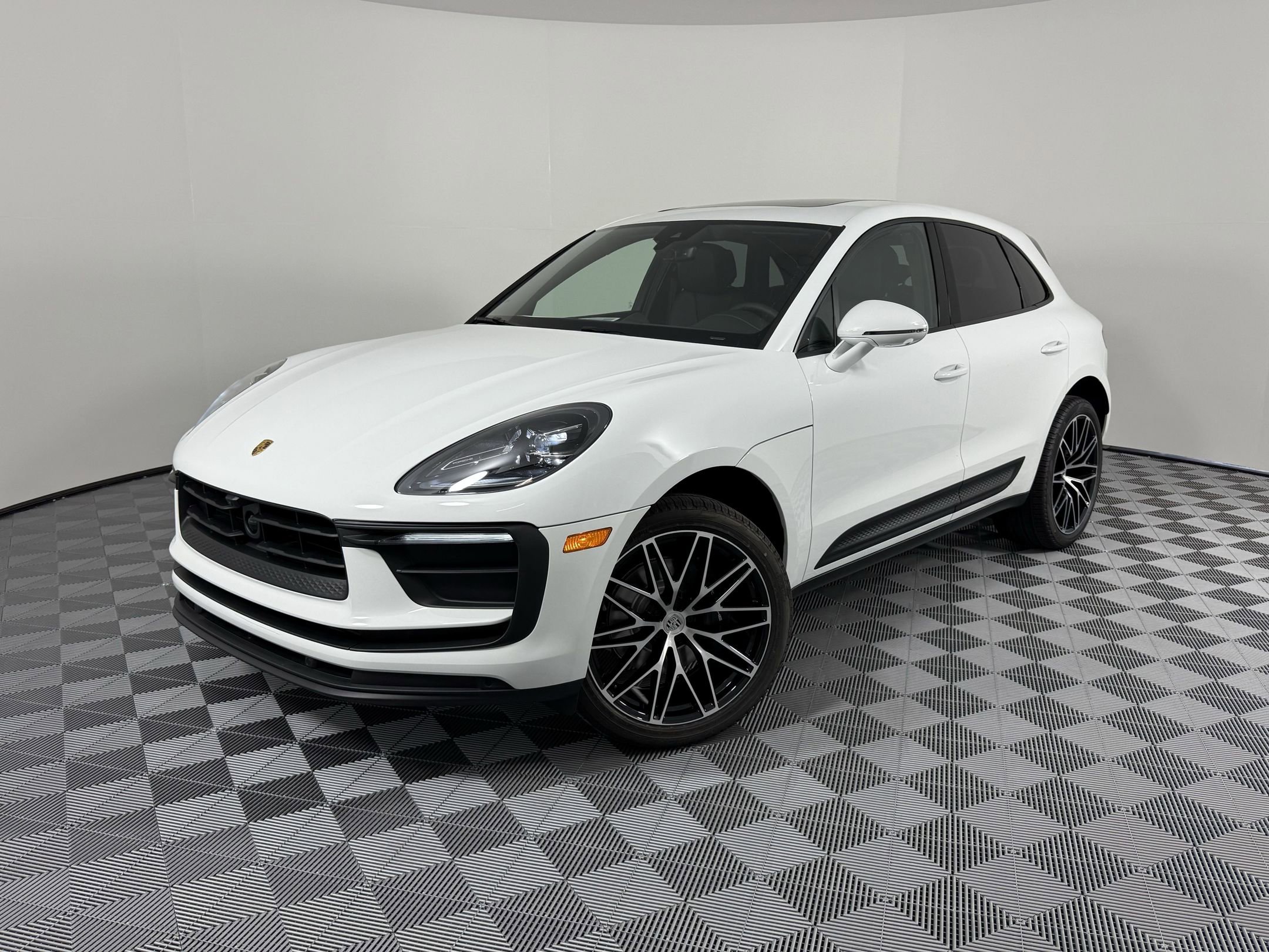 New 2025 Porsche Macan image 1