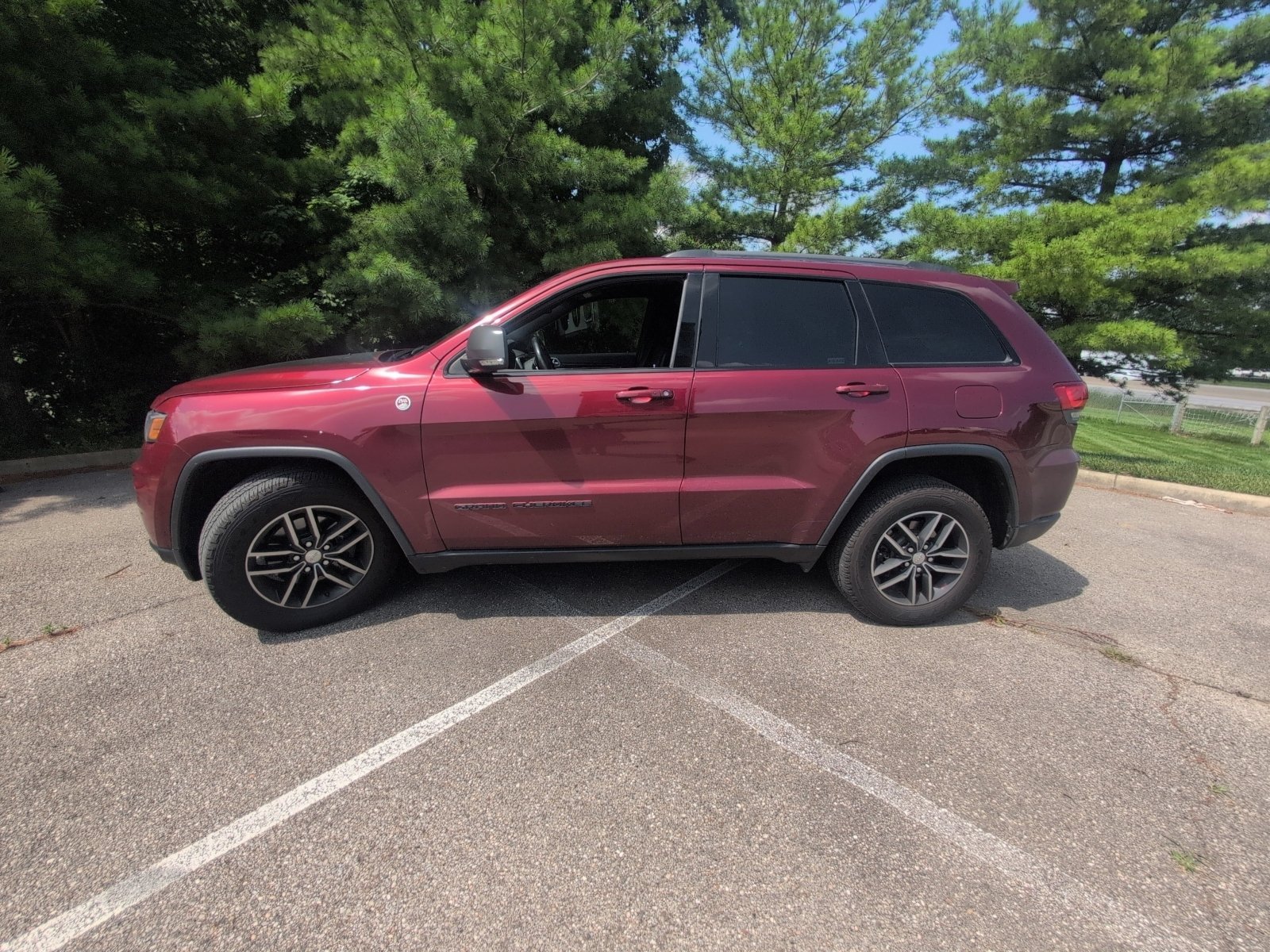 Used 2017 Jeep Grand Cherokee Trailhawk AWD/4WD image 2