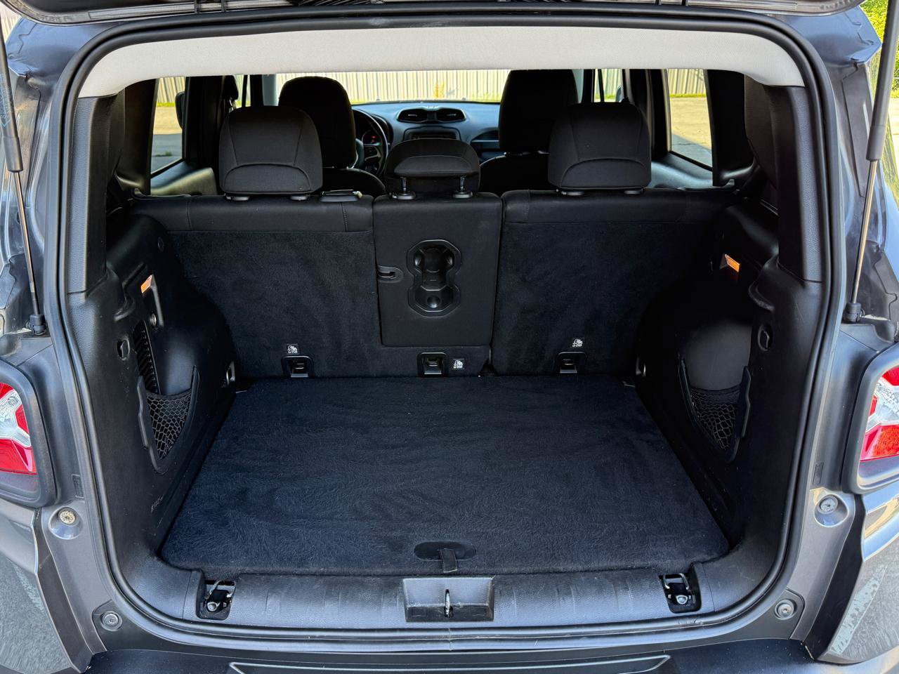 Used 2017 Jeep Renegade Latitude w/ Popular Equipment Group FWD image 19