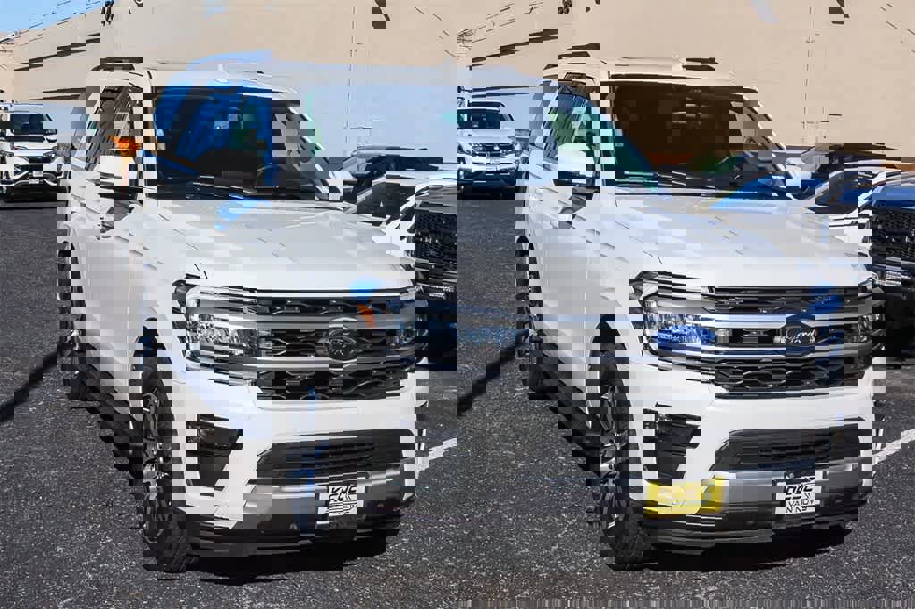 Used 2024 Ford Expedition XLT image 3