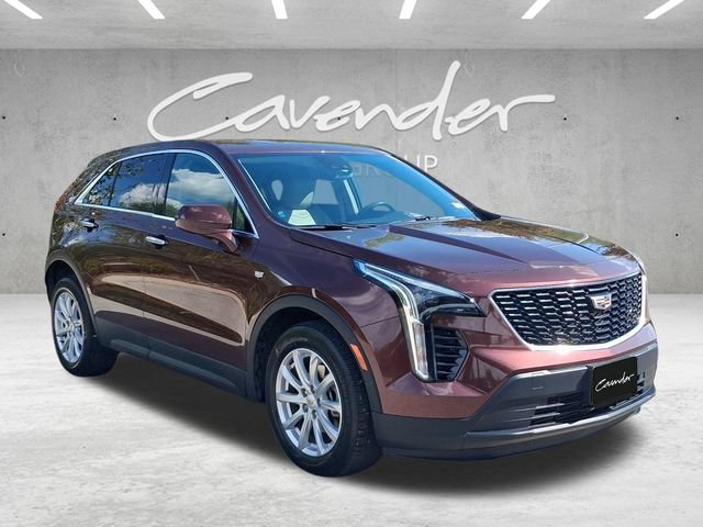 Used 2023 Cadillac XT4 Luxury w/ Cold Weather Package FWD image 2