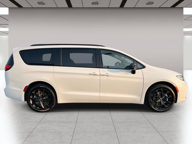 New 2026 Chrysler Pacifica Limited w/ S Appearance Package AWD/4WD image 2