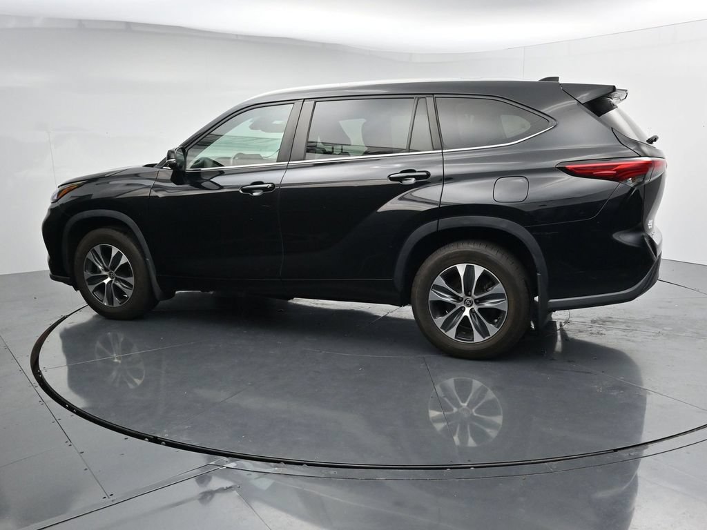 Used 2023 Toyota Highlander XLE AWD/4WD image 5