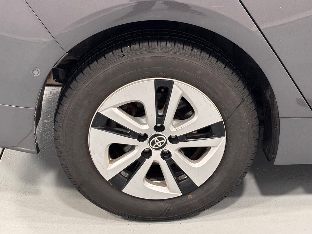Used 2018 Toyota Prius Four w/ Advanced Technology Package image 33